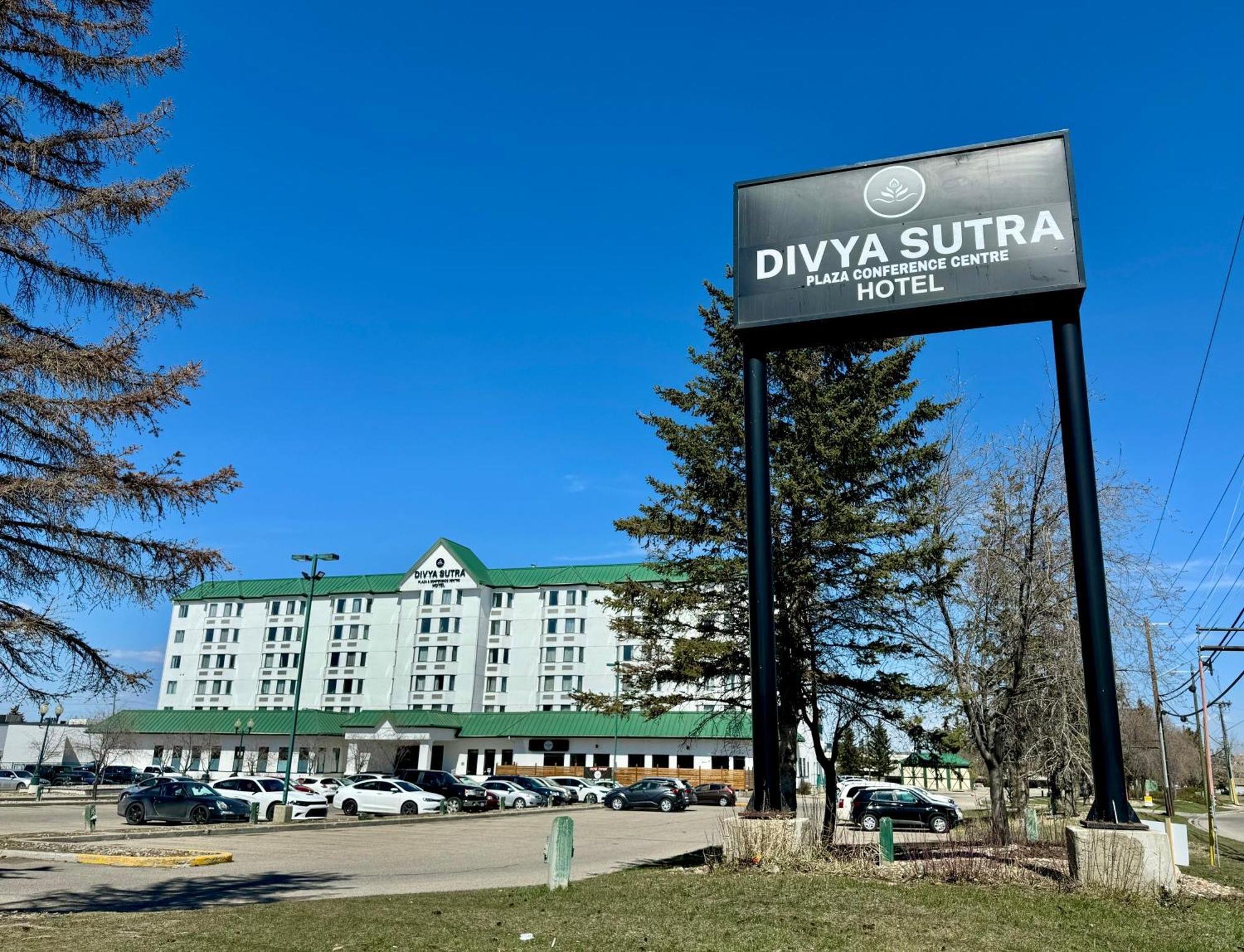 Отель Divya Sutra Plaza And Conference Centre Calgary Airport Экстерьер фото